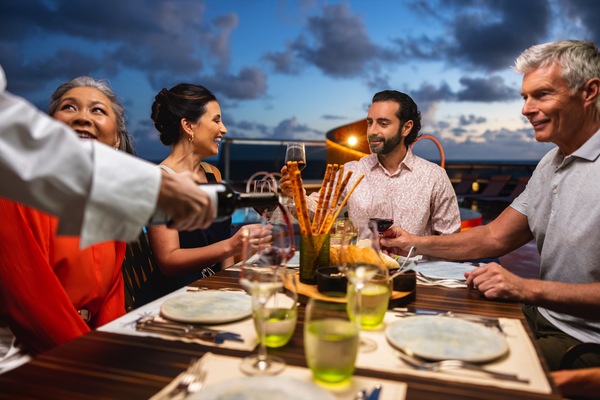 Seabourn Venture Colonnade Lifestyle 3 ©Scott Martin.jpg